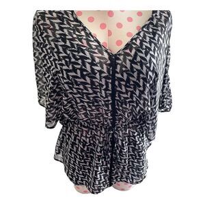A.n.a Black and White Mini Zig Zag Butterfly Cape Sleeve Elastic Waist Size S